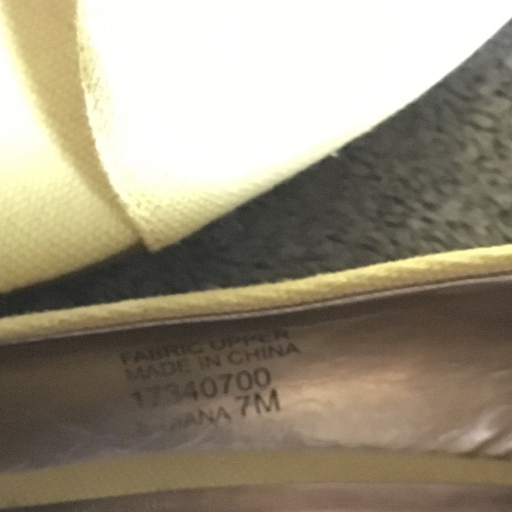 Yellow heels size 7 Etienne Aigner - Picture 2 of 3